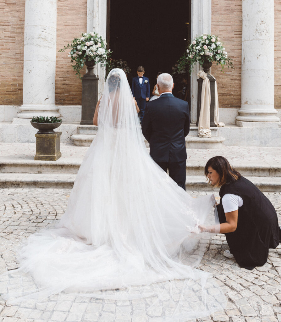 Mirna Angione aiuta una sposa con il velo - Allestimento floreale ad Isola del liri