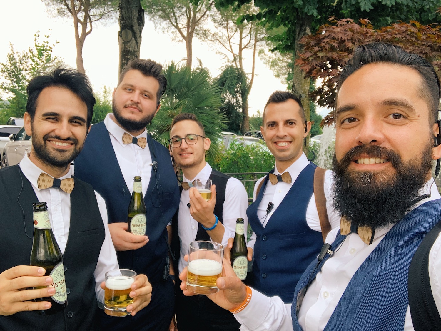 Il fotografo Matteo Cestra con il suo staff durante un matrimonio