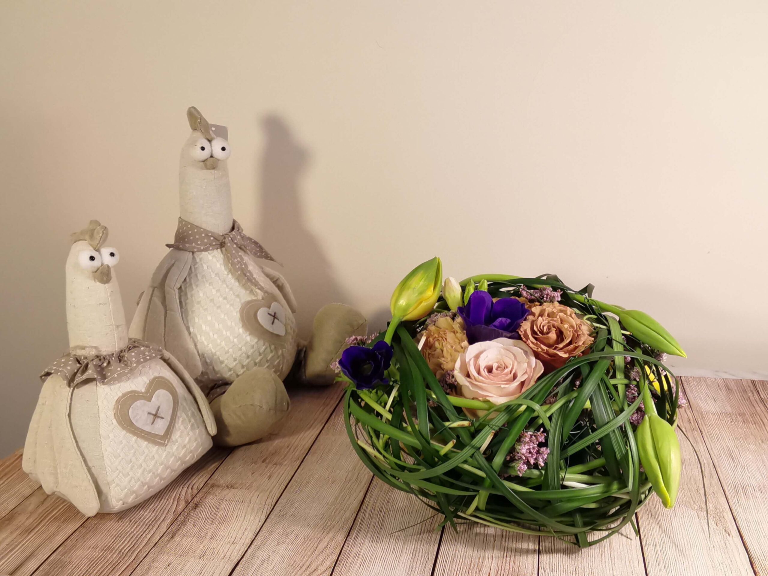 Centrotavola di Pasqua a nido con tulipani, rose e lisianthus