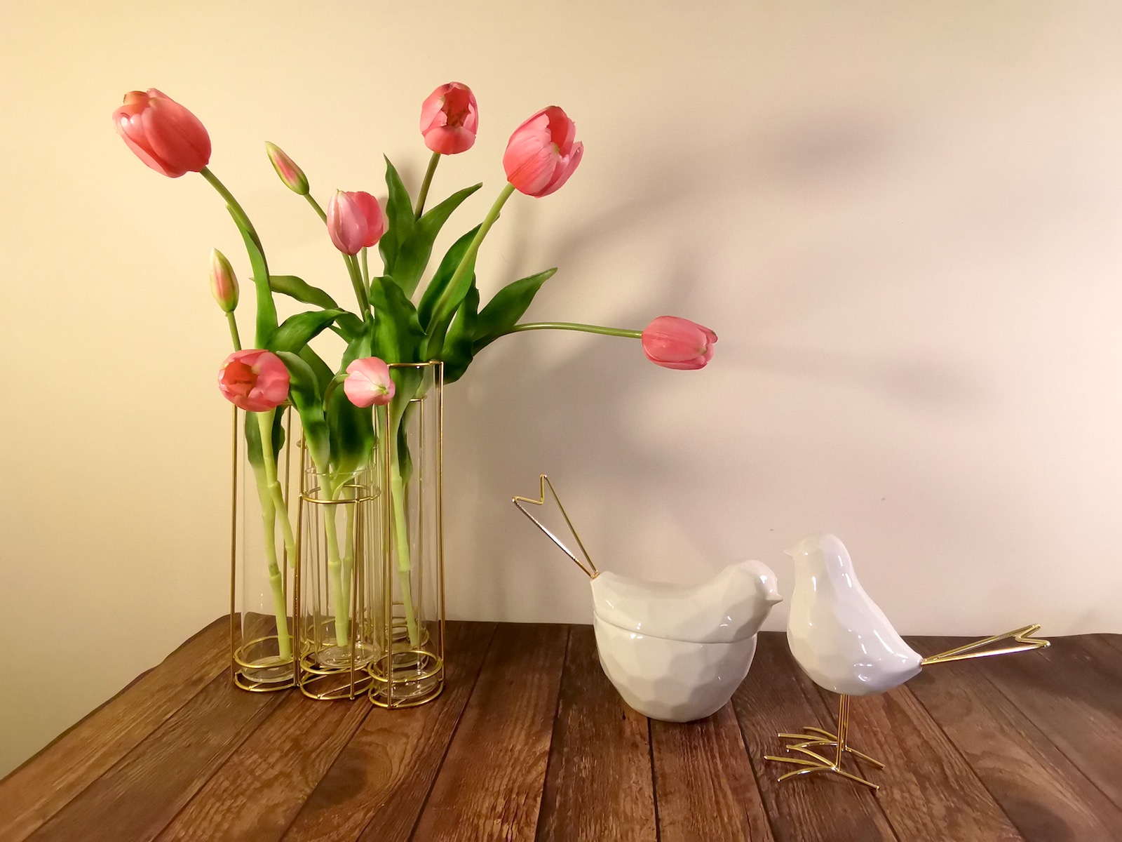 Vaso di design con una struttura di cilindri in metallo e vetro e animali in 3D di ceramica