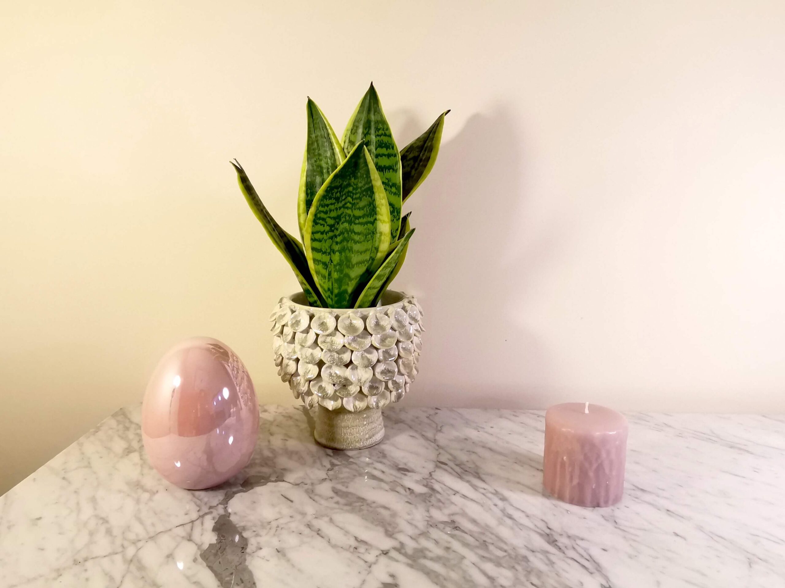 Vaso con conchiglie e uova di Pasqua in ceramica.