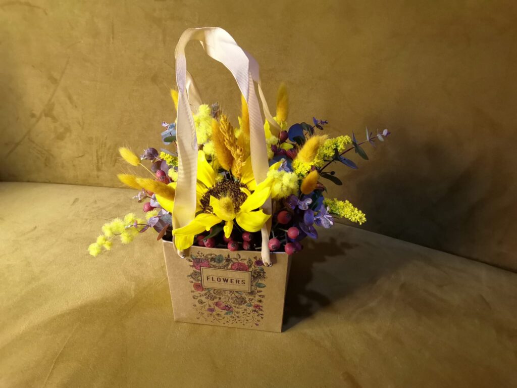Scatola floreae con girasoli e mimosa