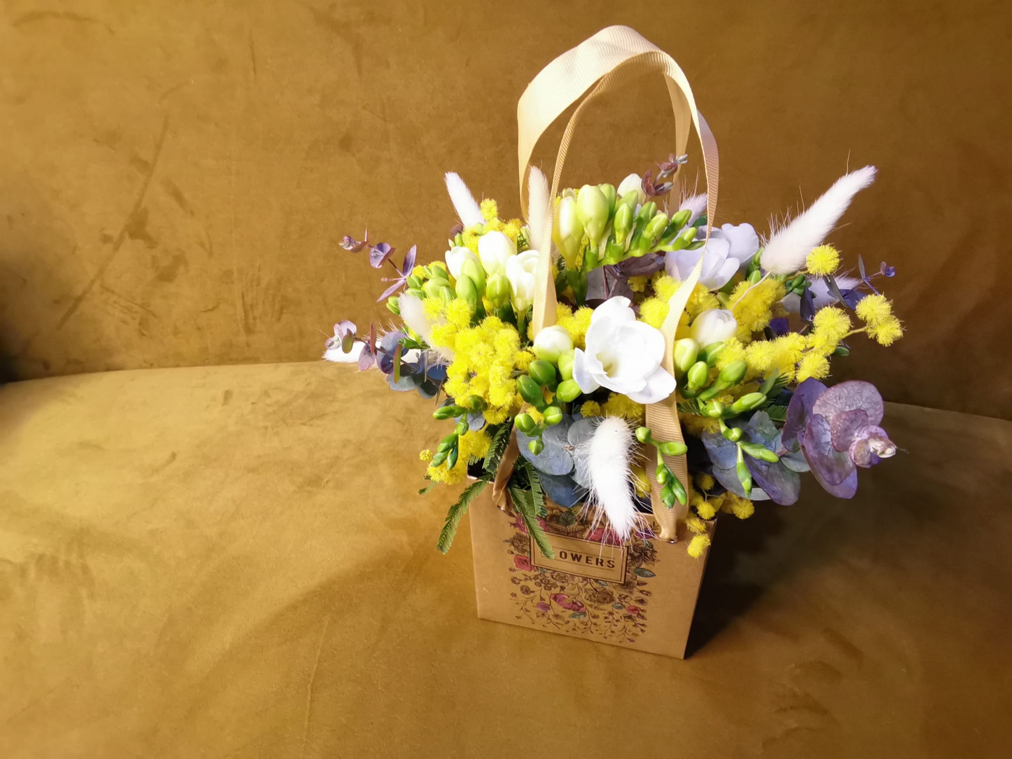 Scatola floreale con fresie e mimosa - Emozioni Floreali