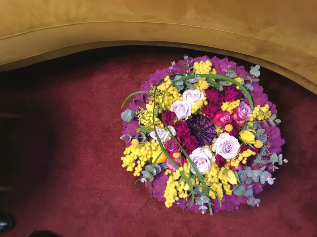 Bouquet di mimose e rose