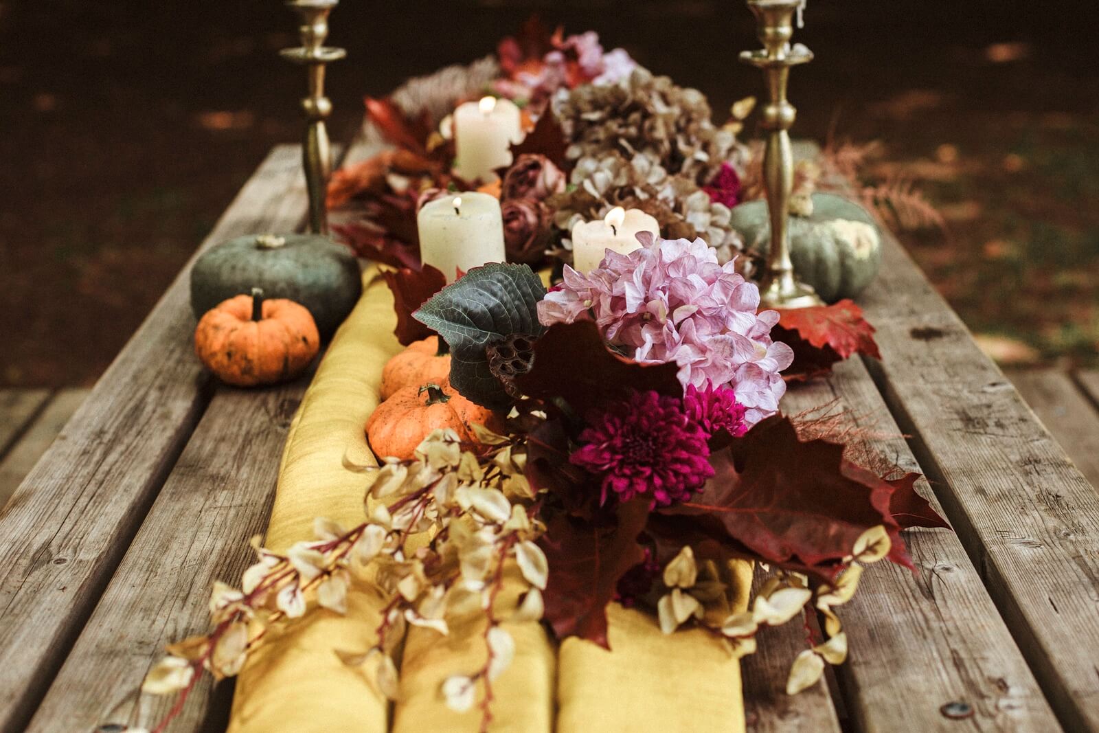 Centrotavola autunnale con dalie e ortensie