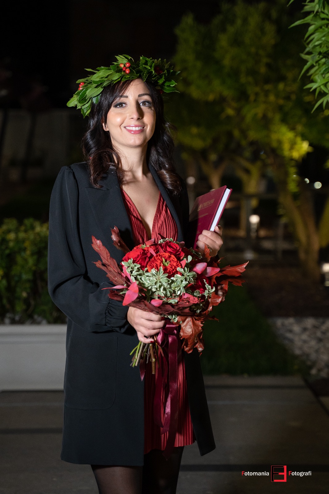 Ragazza laureata con corona di alloro e bouquet