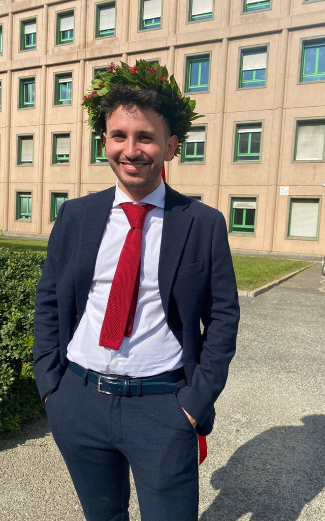 Ragazzo laureato con corona di alloro in testa