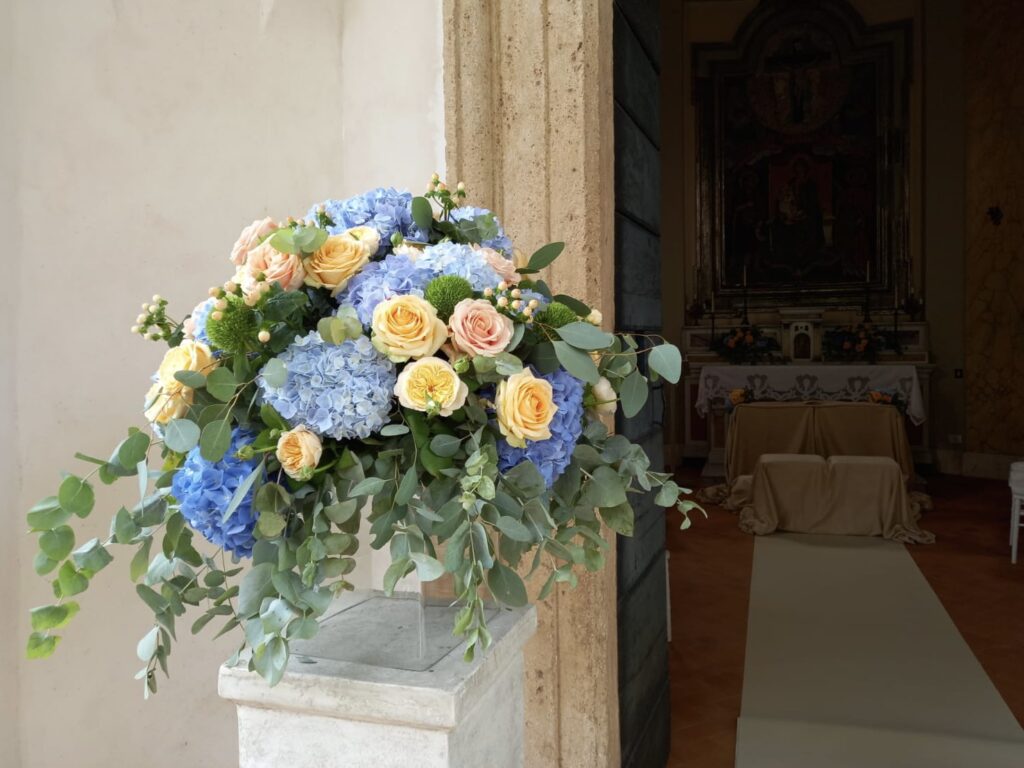 Composizione floreale con ortensie rose