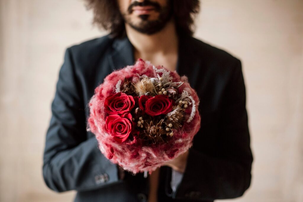 bouquet con rose e lana da regalare ad una donna