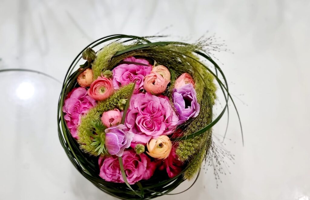 Composizioni di fiori rosa e fucsia da regalare ad una donna